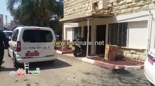 كفر ياسيف - فيديو:  مواطن يدخل ويحرق كرسي رئيس المجلس